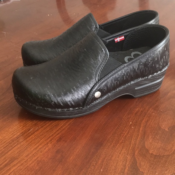 sanita slip resistant clogs